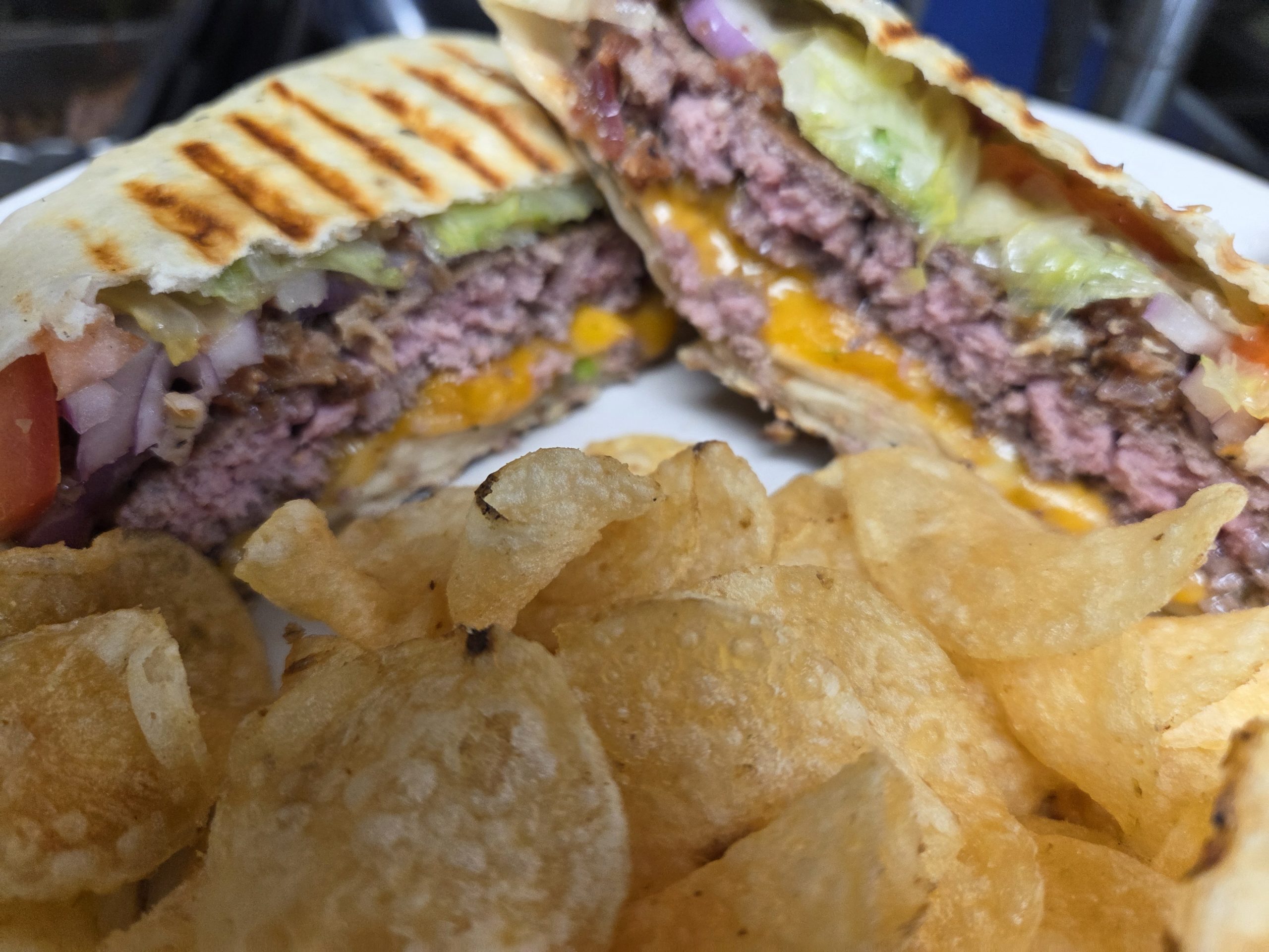 quesa-burger-w-chips